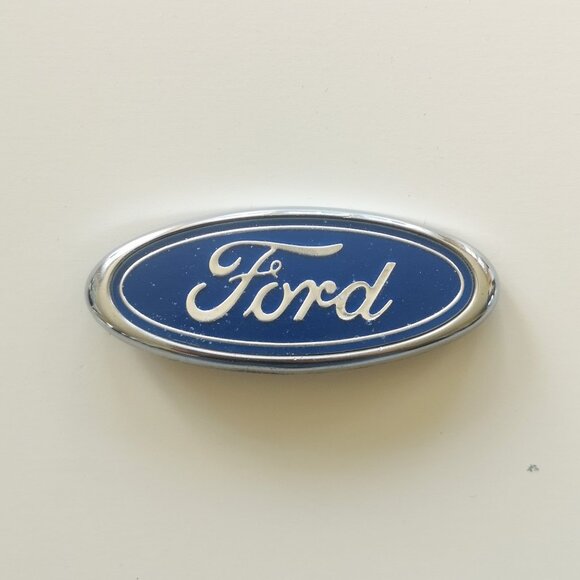 FORD EMBLEM LOGO E83B-5442550-CA TEMPO92-96 ESCORT 97-99 - Picture 1 of 2